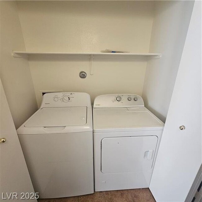 Building Photo - Cozy 2 bedroom 2 bath ground level condo n...