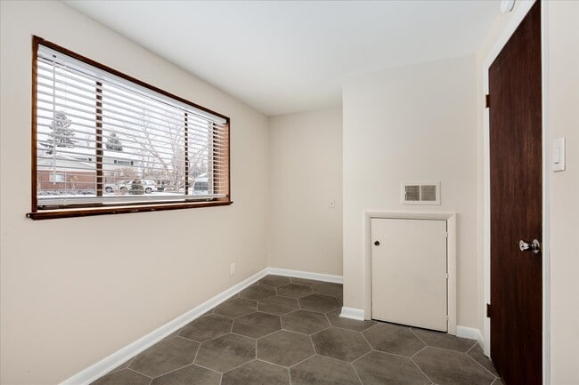 Building Photo - 982 E Briarwood Cir S