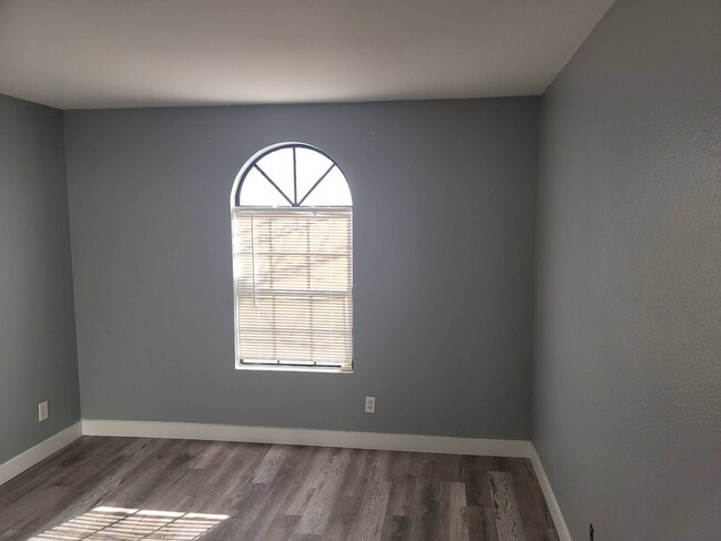 Building Photo - Spacious downstairs 2 bedrooms 2 bathroom ...