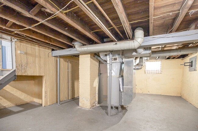Building Photo - 2 BED 1 BATH SINGLE FAMILY HOME IN EUCLID!