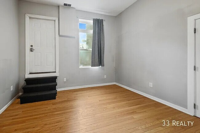 Building Photo - Spacious 4b/2b Top Floor, Wicker Park Avail July 1st!
