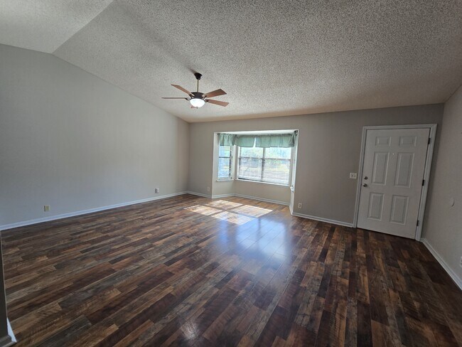 Building Photo - 425 Sunnyside Dr