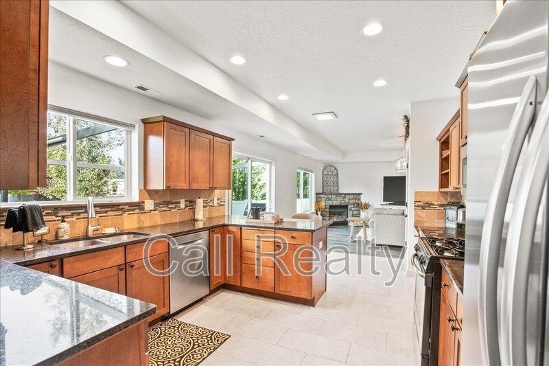 Building Photo - 2522 W Juliann Ct
