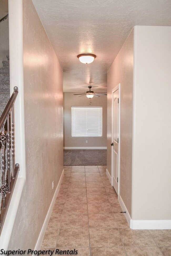 Building Photo - 4 bed, 2.5 bath duple unit w/2 car garage
