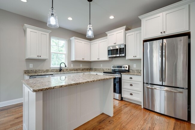Building Photo - 1725 Oakvale Dr
