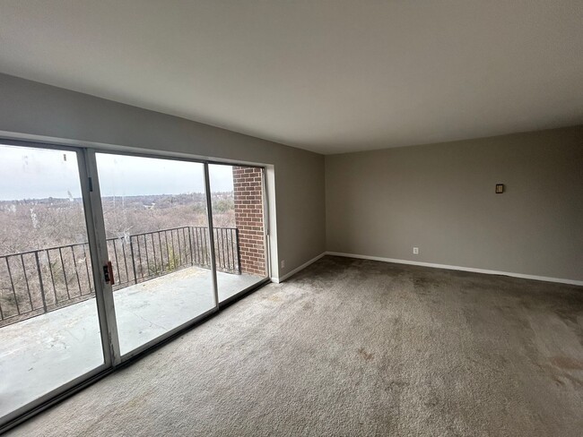 Building Photo - NEWLY AVAILABLE - RENOVATED 3 BR UNIT IN T...