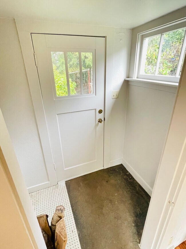 Building Photo - 1100 32nd St