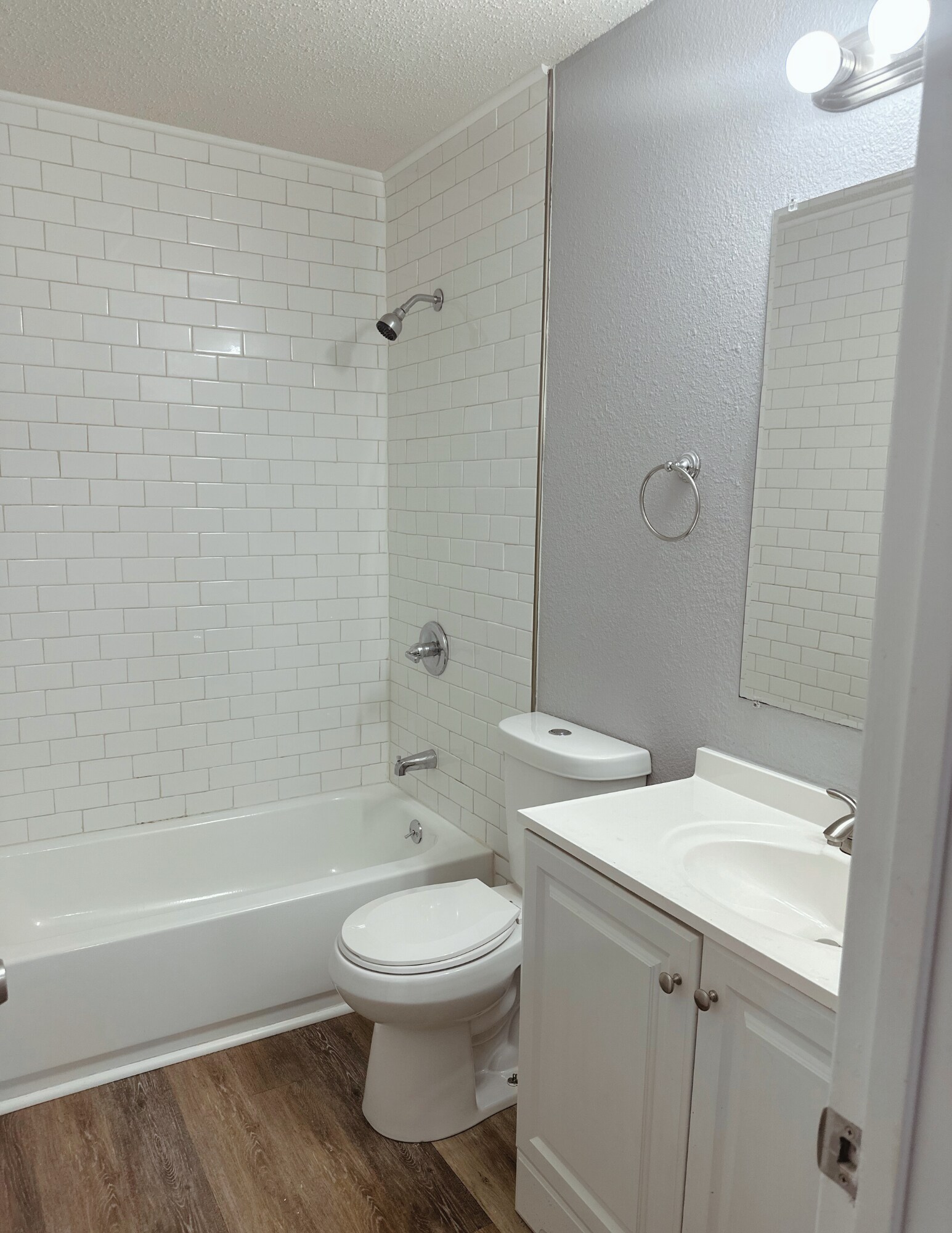 Upstairs full bathroom - 8302 Woodview Dr E