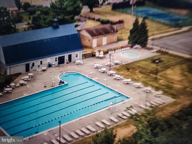 Building Photo - 8202 Blue Heron Dr