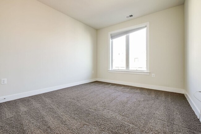 Building Photo - Updated 3br/2.5ba Condo Townhome Alexandria Walk to Metro