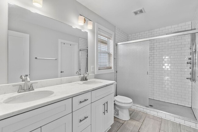 Building Photo - Available Now! 4 Bed, 3.5 Bath, Convenient Charlotte Park location!