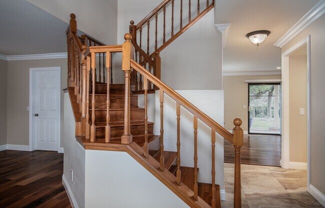Building Photo - 26253 Cresthaven Ct