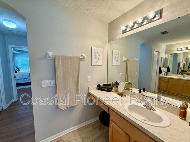 Building Photo - 11113 Avery Oaks Dr