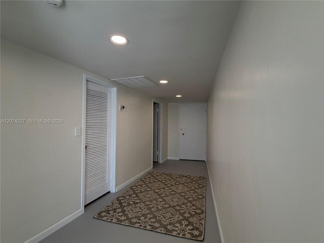Building Photo - 900 Bay Dr
