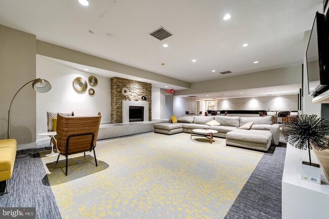 Building Photo - 75 S Reynolds St