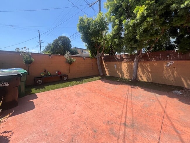 Building Photo - Charming 3 Bedroom 2 Bathroom, Long Beach Home for Lease!