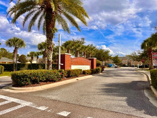 Building Photo - Gorgeous 3-bedroom, 2 1/2-bath End Unit To...