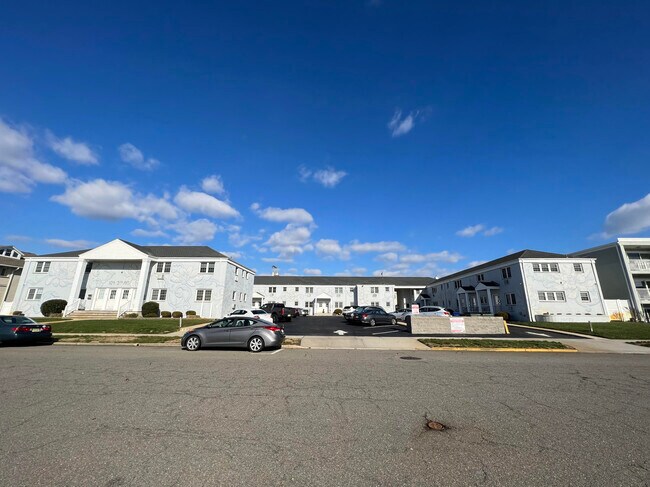 Building Photo - Silver Lake Garden