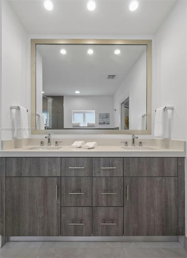 Building Photo - 7101 W Lake Dr