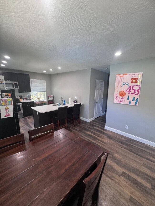 Building Photo - 453 S Main Ave