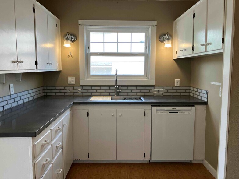 Building Photo - 235 Catron St N