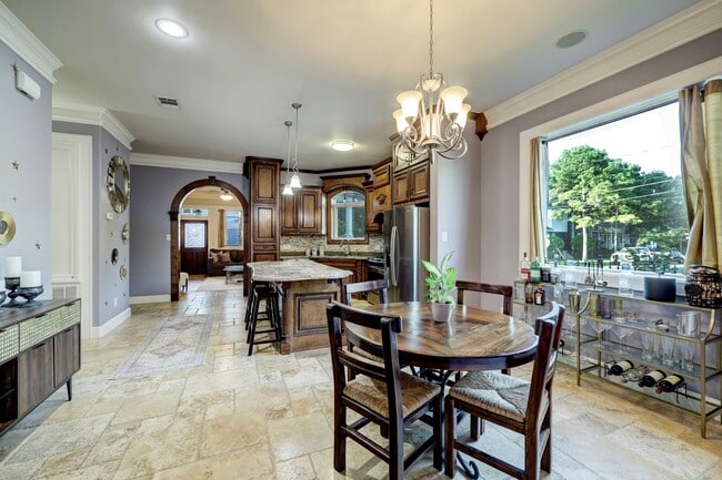 Building Photo - 1302 W 21st St