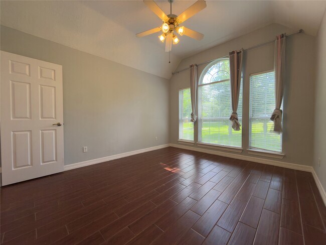 Building Photo - 1800 Carriage Run W