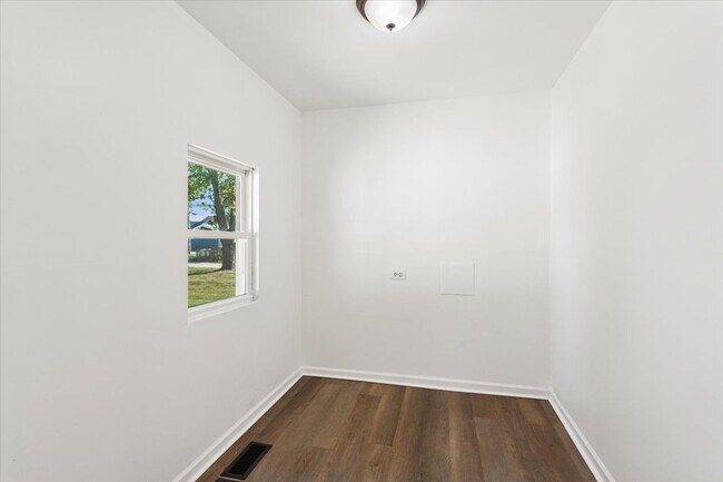 Building Photo - 540 E 4th St