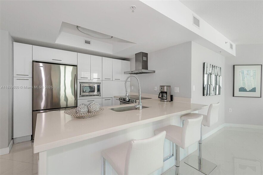 Building Photo - 200 Sunny Isles Blvd