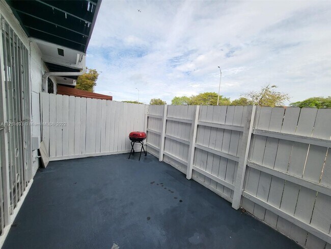 Building Photo - 318 NW 107th Ave