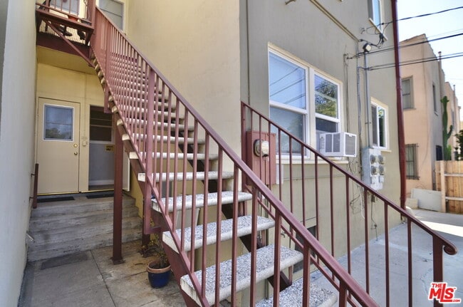 Building Photo - 2021 N Vermont Ave