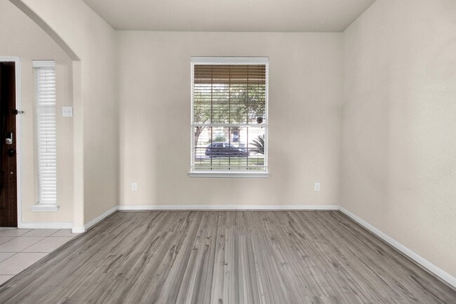 Building Photo - 7406 Valentine Ln