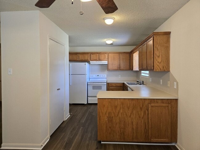 Building Photo - 3/2 Hewitt Duplex