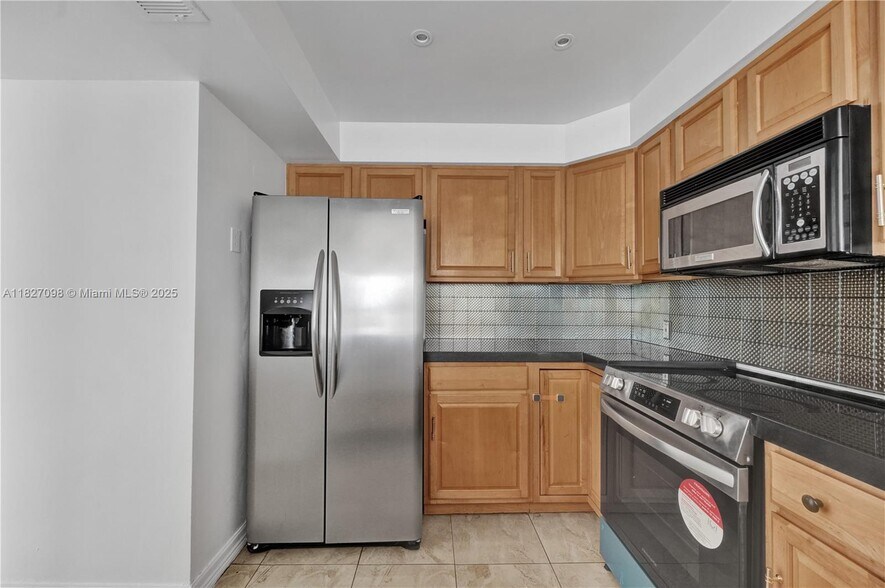 Building Photo - 20335 W Country Club Dr