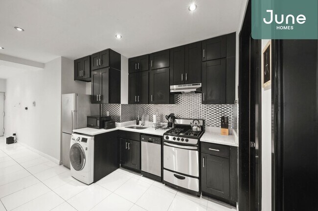 Building Photo - ROOM ONLY in 3-bed/1.0-bath Home