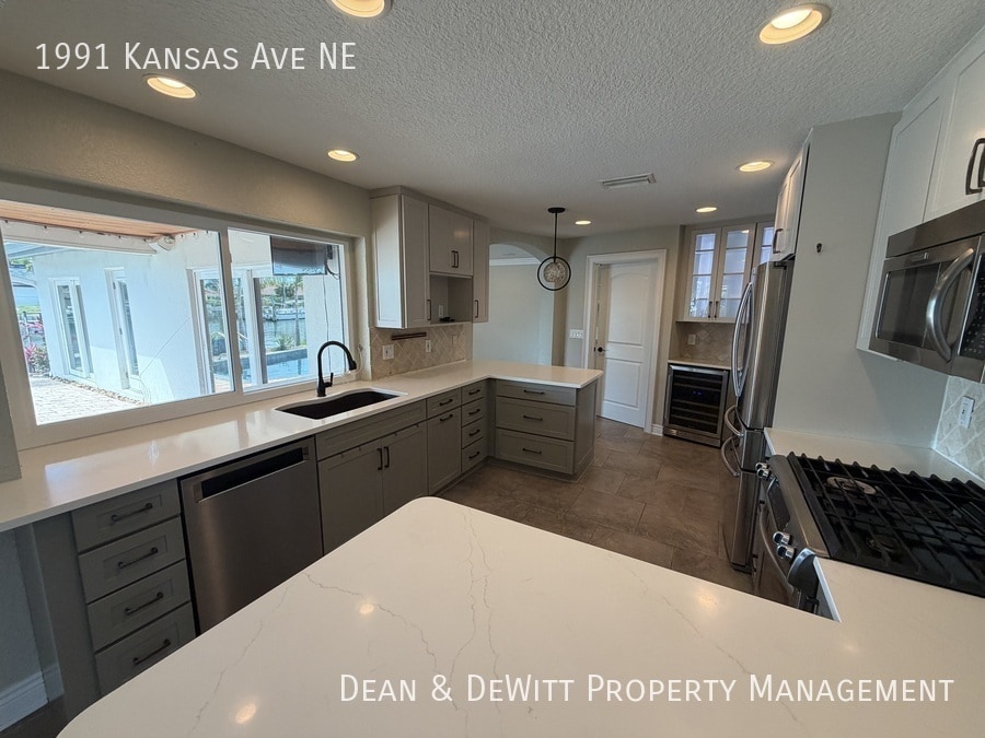 Building Photo - 4 Bed/3 Bath