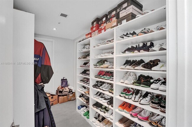 Building Photo - 5000 Island Estates Dr