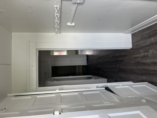 Building Photo - 136 S Spring Ave