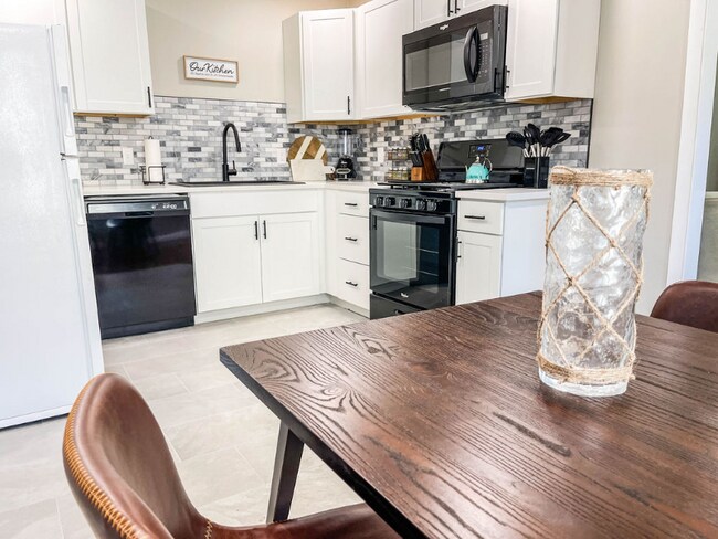 Building Photo - 113 S Birch St