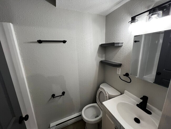 Building Photo - Beautiful 1 bedroom 1 Bathroom First Floor...