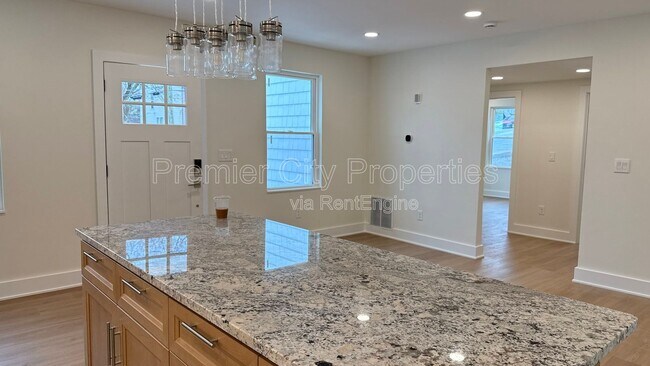 Building Photo - 240 Mcgregor Ave