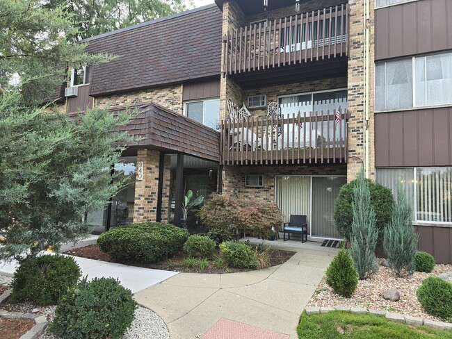 Building Photo - 940 E Old Willow Rd