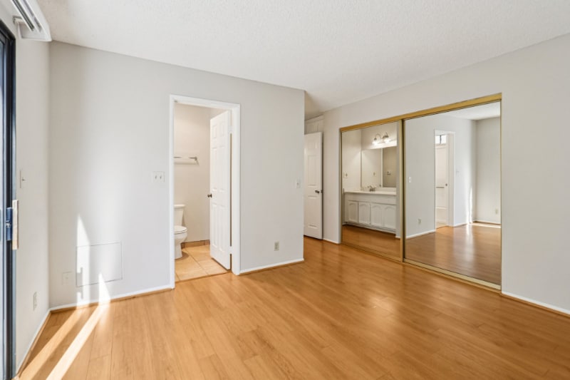 Building Photo - 725 E Providencia Ave