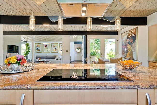 Building Photo - Gorgeous 4 Bed, 2 Bath Eichler in Sunnyvale