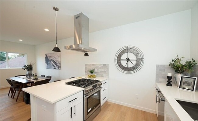 Building Photo - Air-Conditioned Seattle Townhome with Rooftop Deck & Mt. Rainier Views