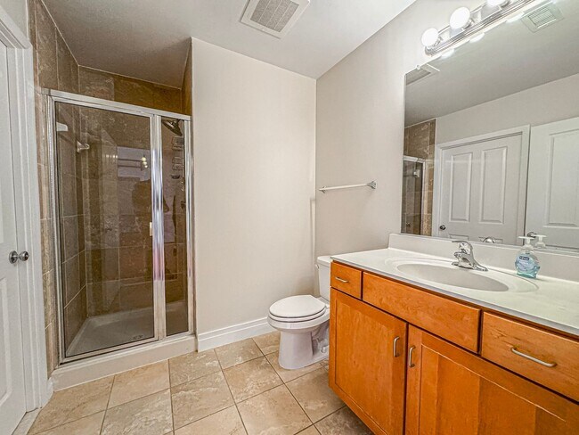 Building Photo - Luxurious 2 Bed 2 Bath Condo In Station Sq...