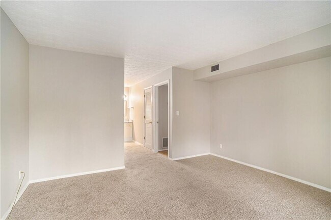 Building Photo - 1115 Summit N Dr NE