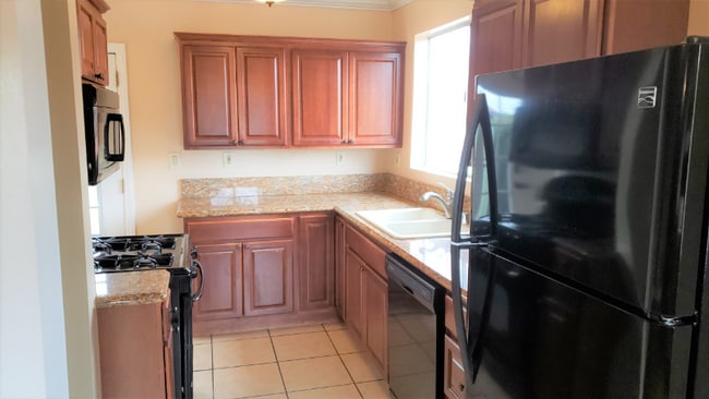 Building Photo - 1435 S Sierra Bonita Ave