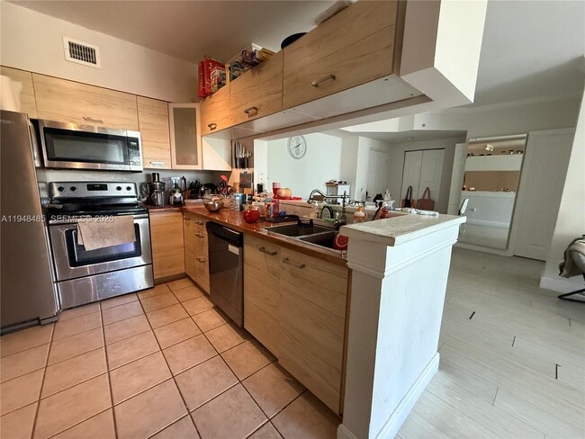 Building Photo - 17145 N Bay Rd