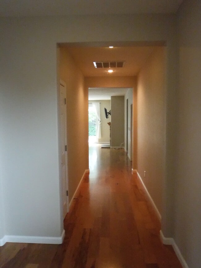 Building Photo - Single story home in Turlock!!